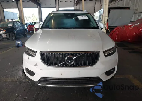 2020 Volvo Xc40 T5 Momentum z USA, uszkodzony, nr VIN YV4162UK4L2275919